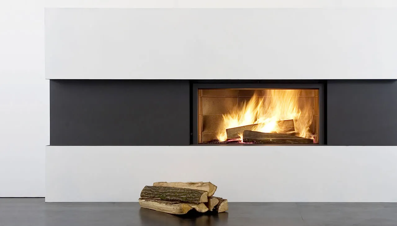 Rahmenloser Horizontal-Kamin mit brennendem Holzfeuer